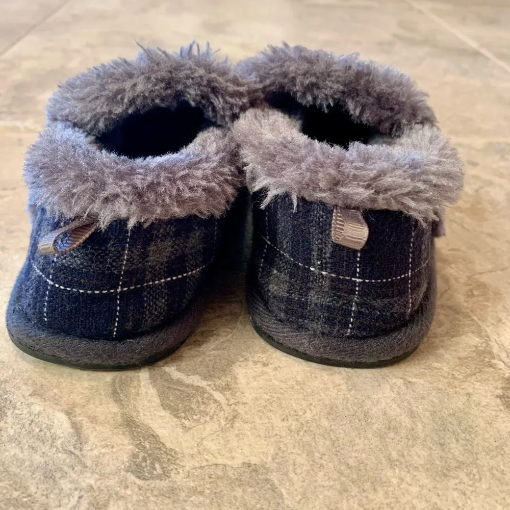 Boys “old man” Plaid fur slippers size 7-8